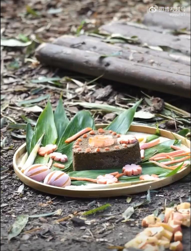 花花：接住谭爷爷给的小苹果，仿佛接住了整个世界。