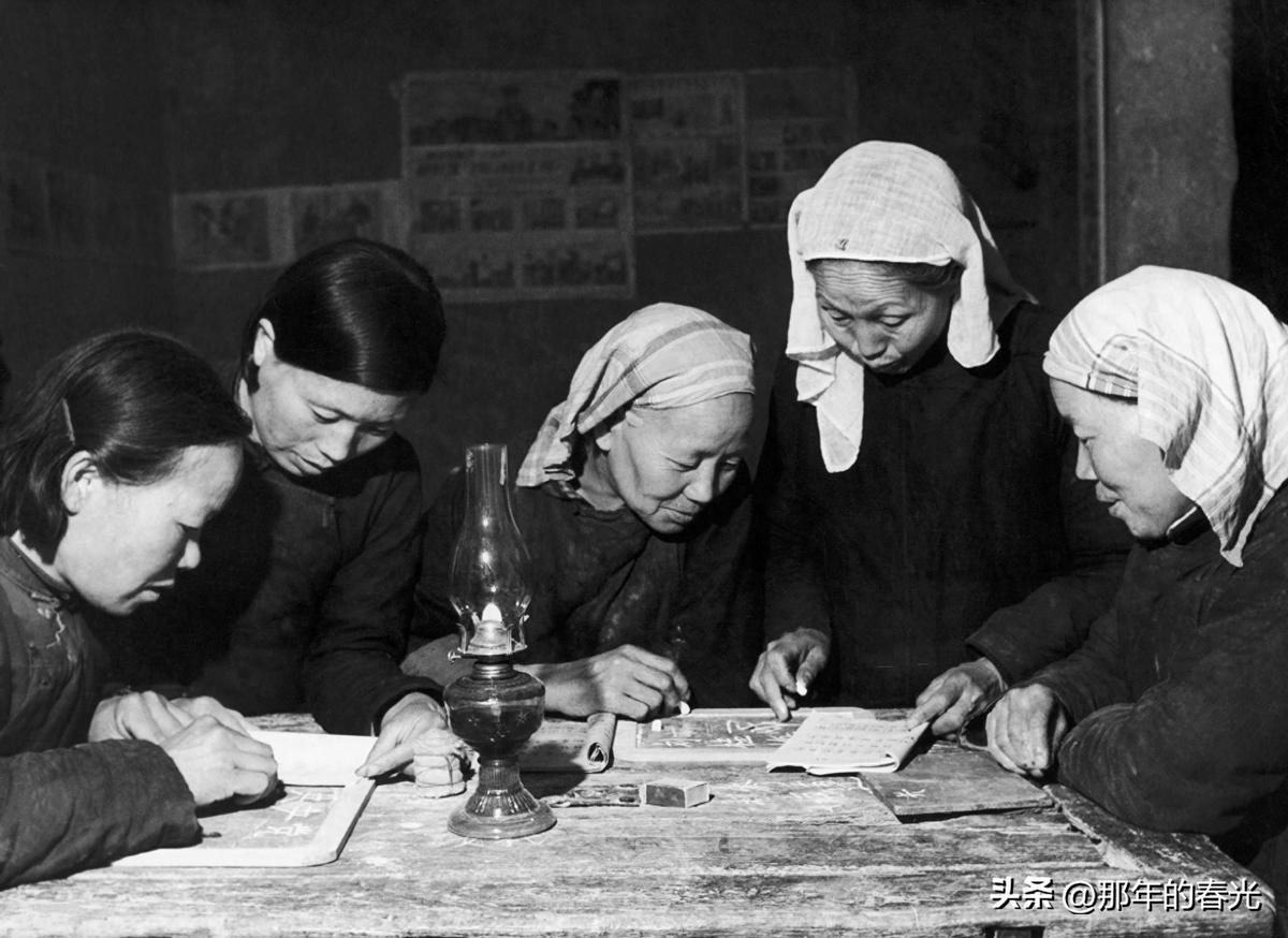 真实晚清老照片：穿着肚兜的*女妓**在揽客，底层妇女穷到衣不蔽体2