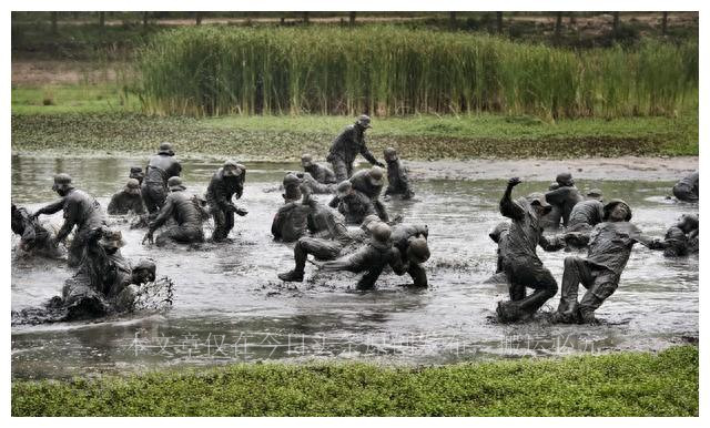 我和朋友吃饭，女服务员打翻一盆菜，我发现，女服务员状态不对