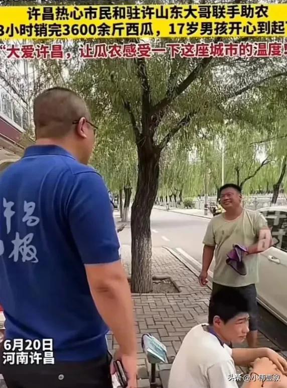 男子带6岁的孩子卖西瓜露宿街头,采访深夜卖西瓜的小男孩