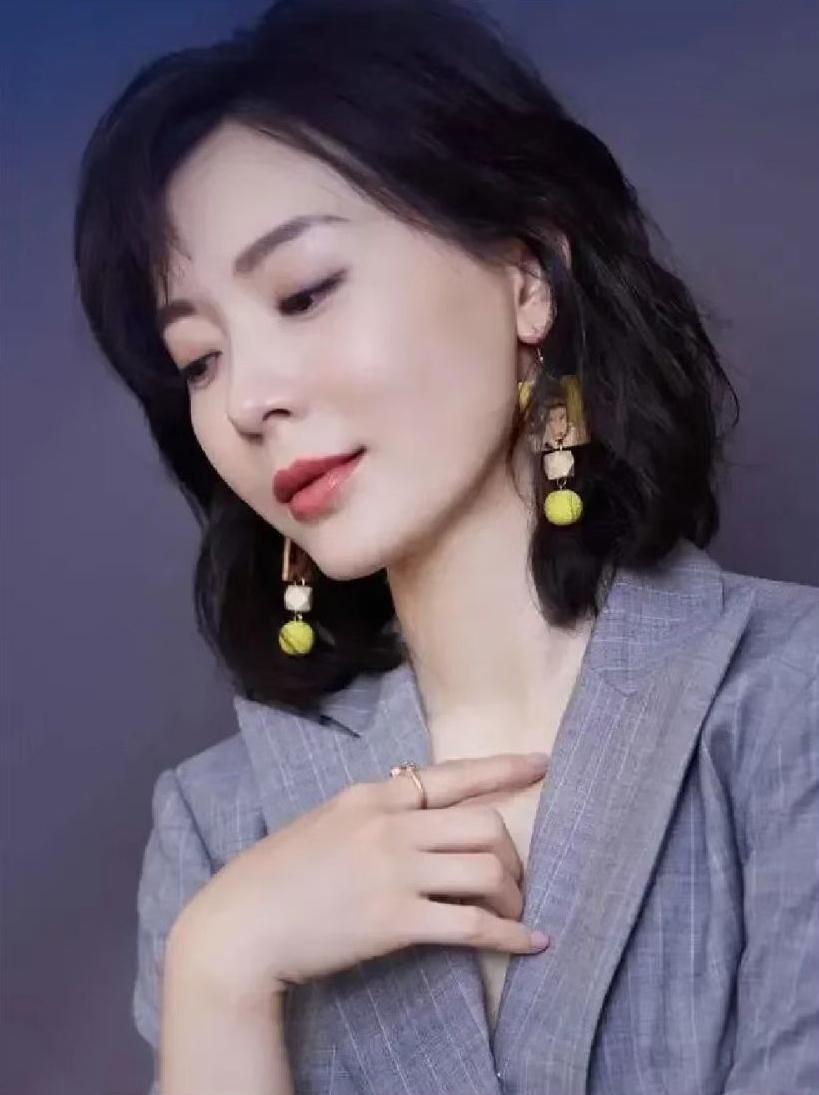 过了40多岁女人的头发剪短好看吗,适合40岁女人齐耳短发