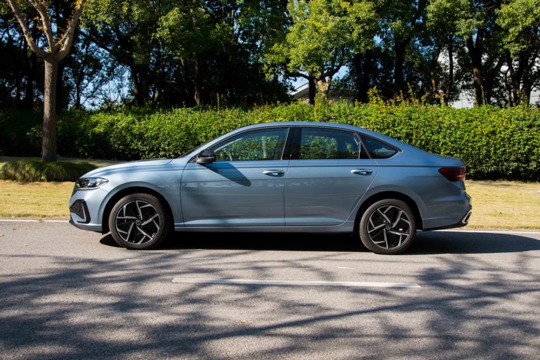 新款朗逸星空版比经典款贵多少,新朗逸星空版经典版你会怎么选