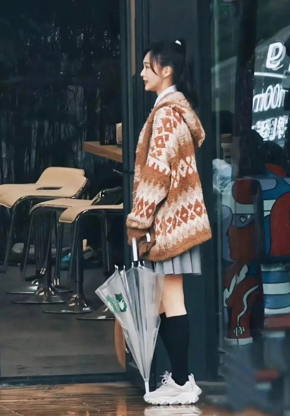 唐嫣在机场时背的焦糖色包,唐嫣曾经用过哪些包包