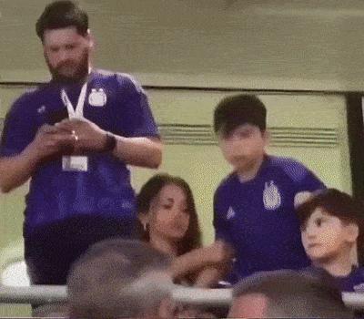 梅西送给二儿子马特奥的庆祝动作,梅西二儿子马特奥拿花