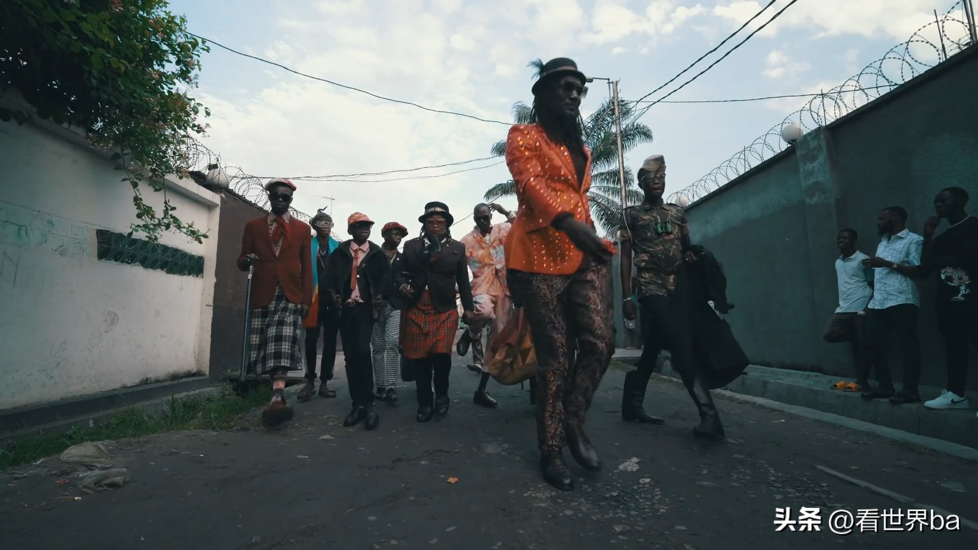 非洲贫民窟里的花花公子，宁愿全家饿肚子，也要*款贷**买名牌