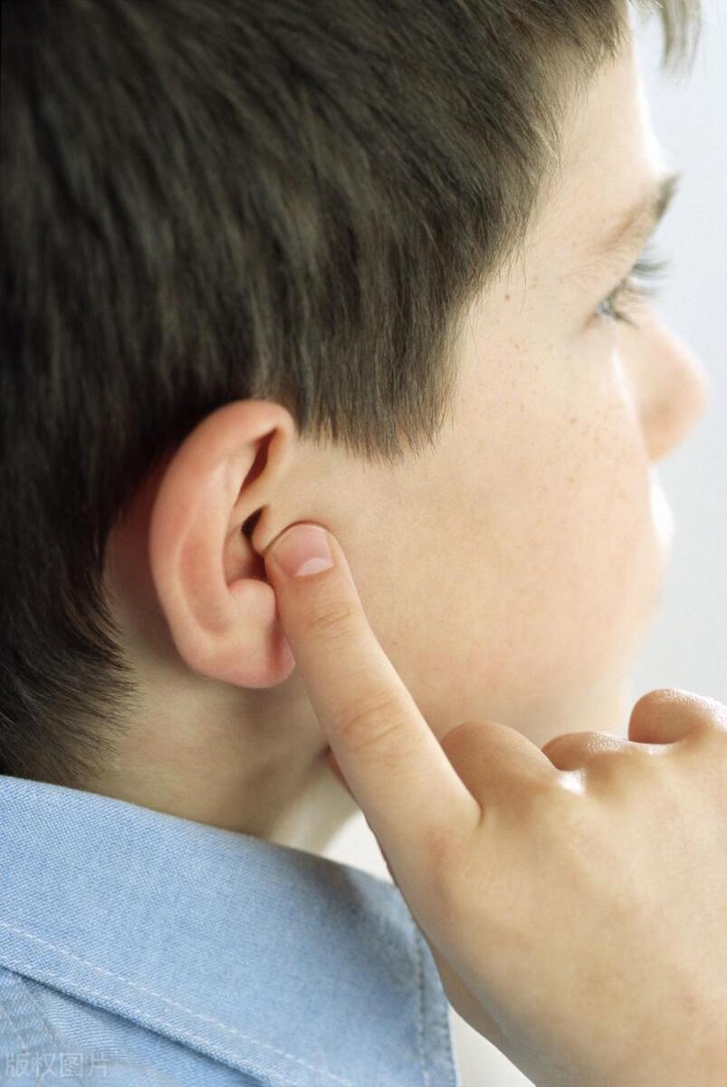 孩子总说耳朵疼有时耳鸣,孩子说耳朵疼总是摇头