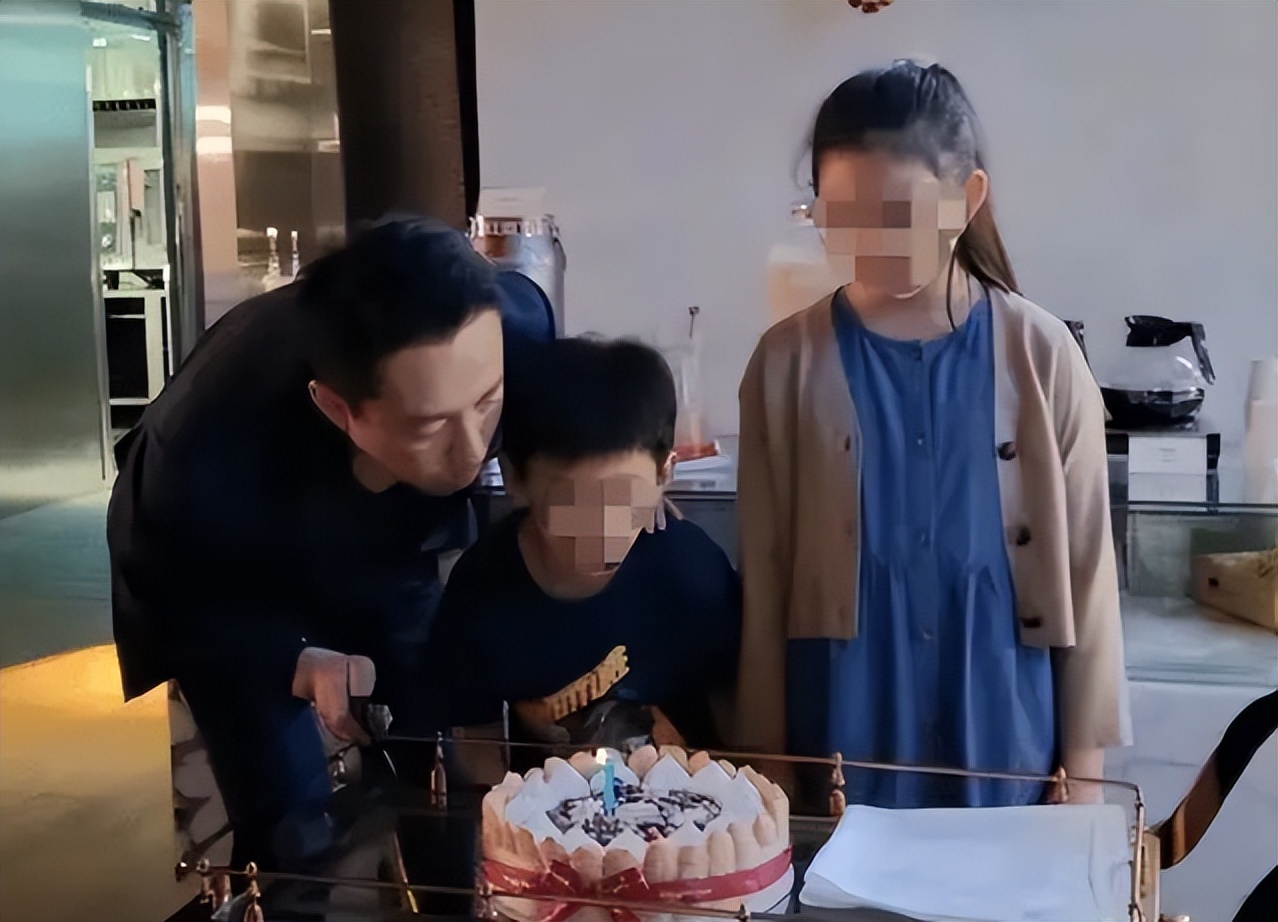 汪小菲直播讲自己受伤,汪小菲直播摔东西视频