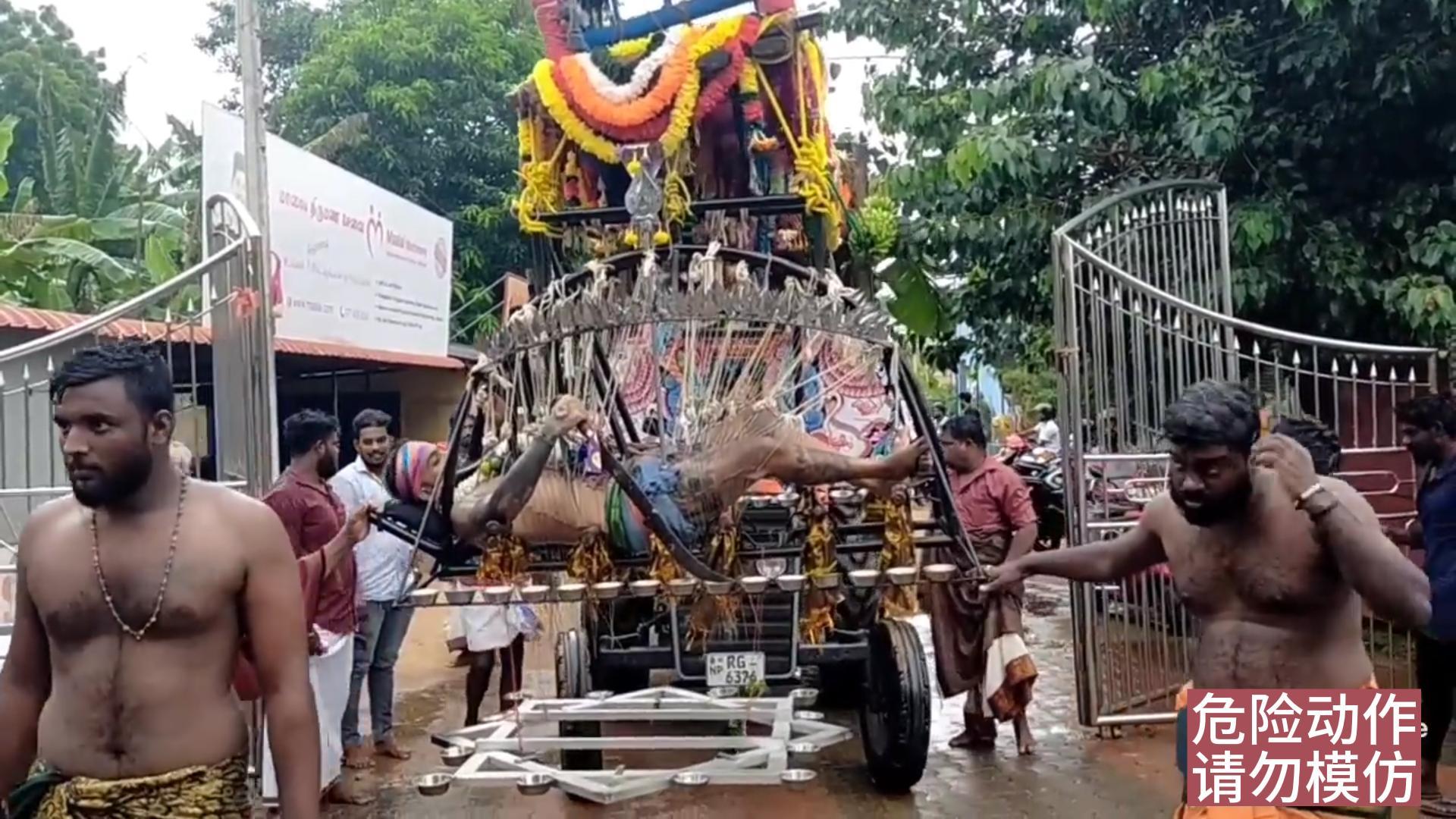 印度奇葩，用钩子穿过男子皮肉不流血，躺在刀上吊起来用绳子抽打