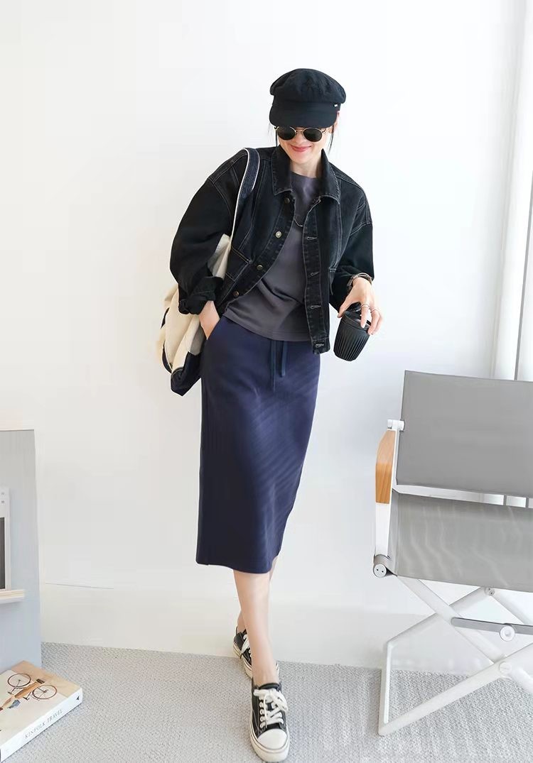 中长款直筒裙如何搭配,春季黑色直筒裙的穿搭方法