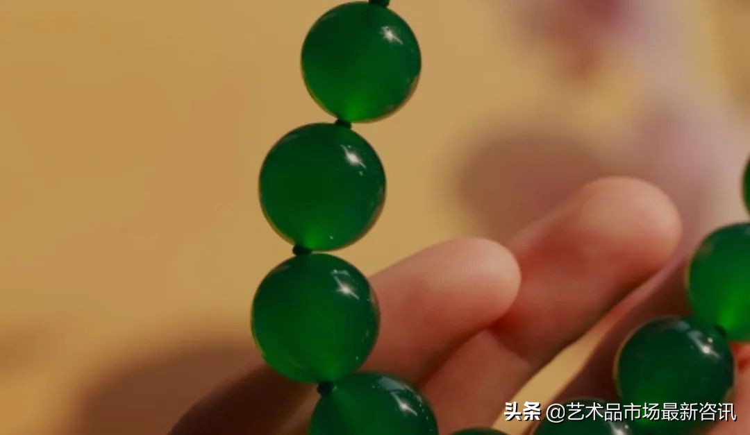 拍卖会顶级翡翠,顶级帝王绿翡翠吊坠最高拍卖价