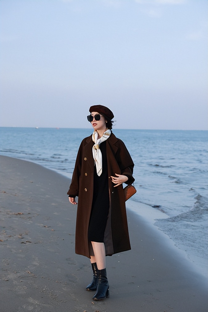 长款百褶裙怎么搭配呢大衣,黑色毛呢大衣配什么颜色百褶裙