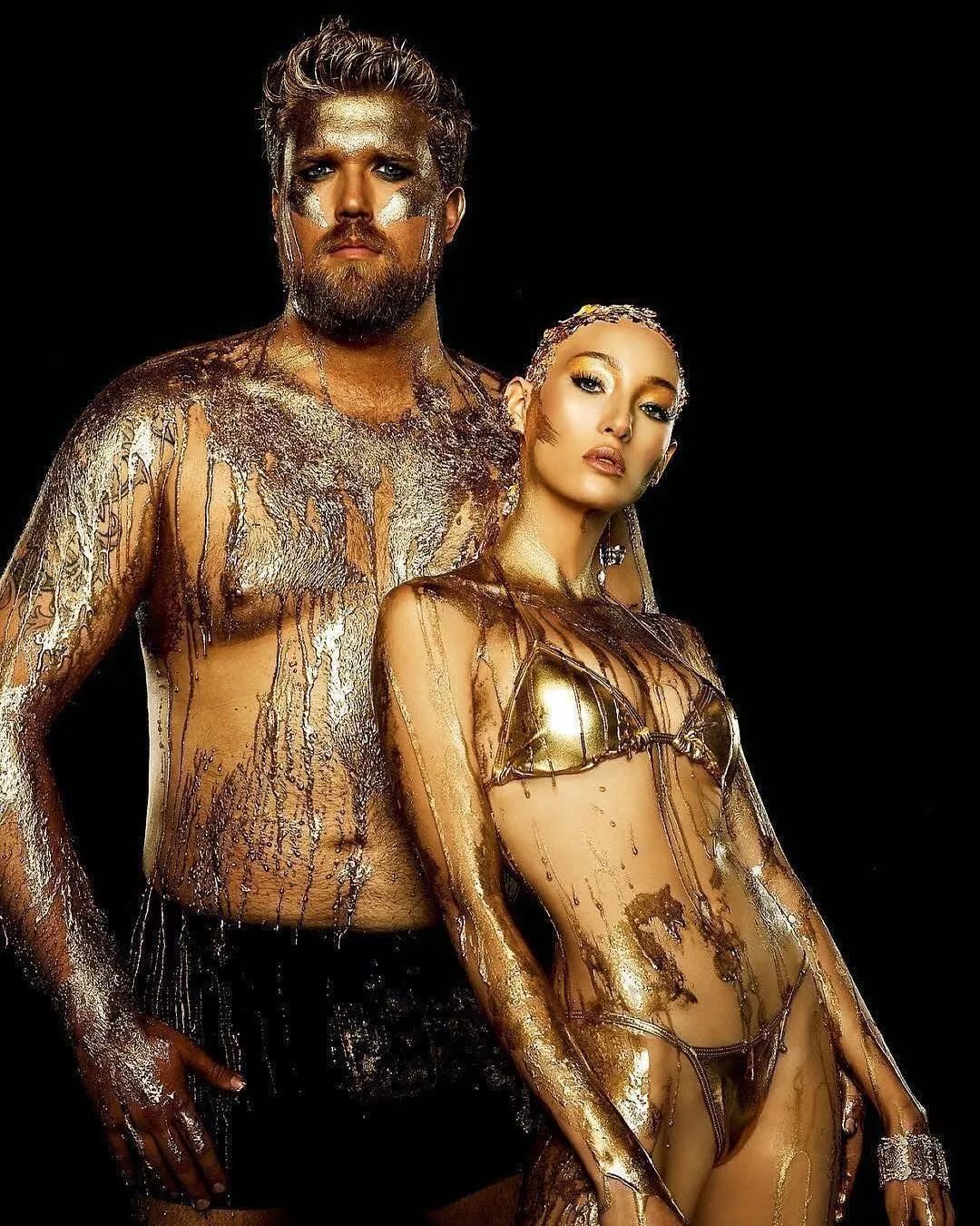 全球首席大码男模特为Rihanna内衣大秀走秀，展现傲人大肚腩