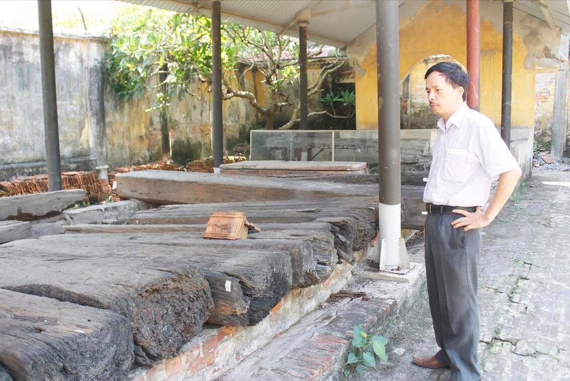 贫穷农民一夜间暴富，手戴多枚金戒指干农活，专家调查后直接狂笑