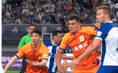 中超再次上演全武行，裁判成冲突导演，越保越乱，高洪波难辞其咎