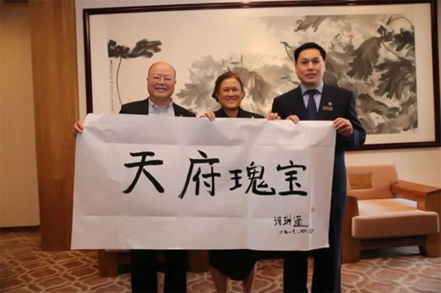 泰国王室阴盛阳衰：诗琳通终身不嫁为国家，国王却风流荒唐不成器