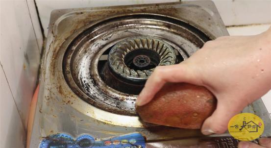 清洗燃气灶灶台小妙招,家用燃气灶如何清洗视频