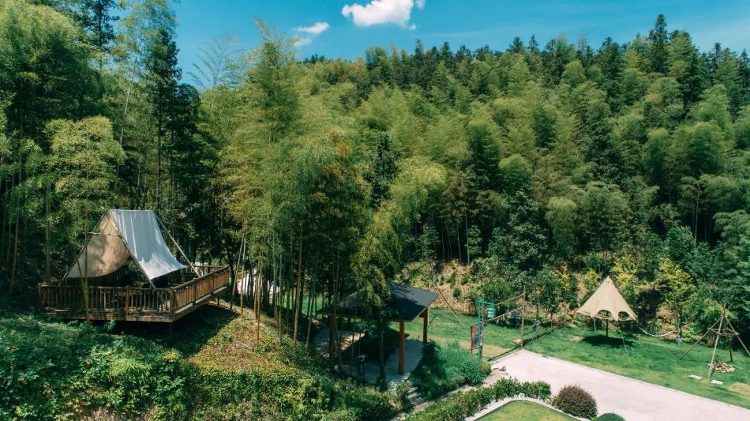 全羊宴烤乳猪、神秘矿坑、湿身派对…有趣不扎堆,假期支棱起来吧