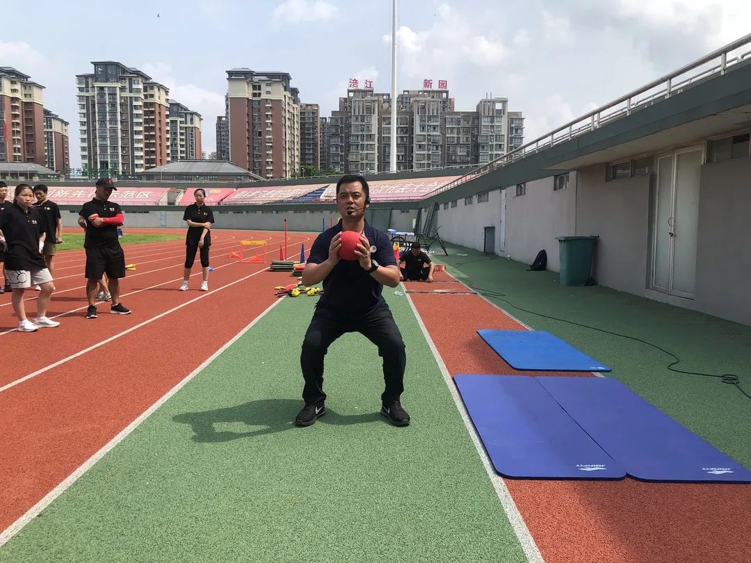 中国d级田径教练员线下培训,中国田径协会e级教练员好考嘛