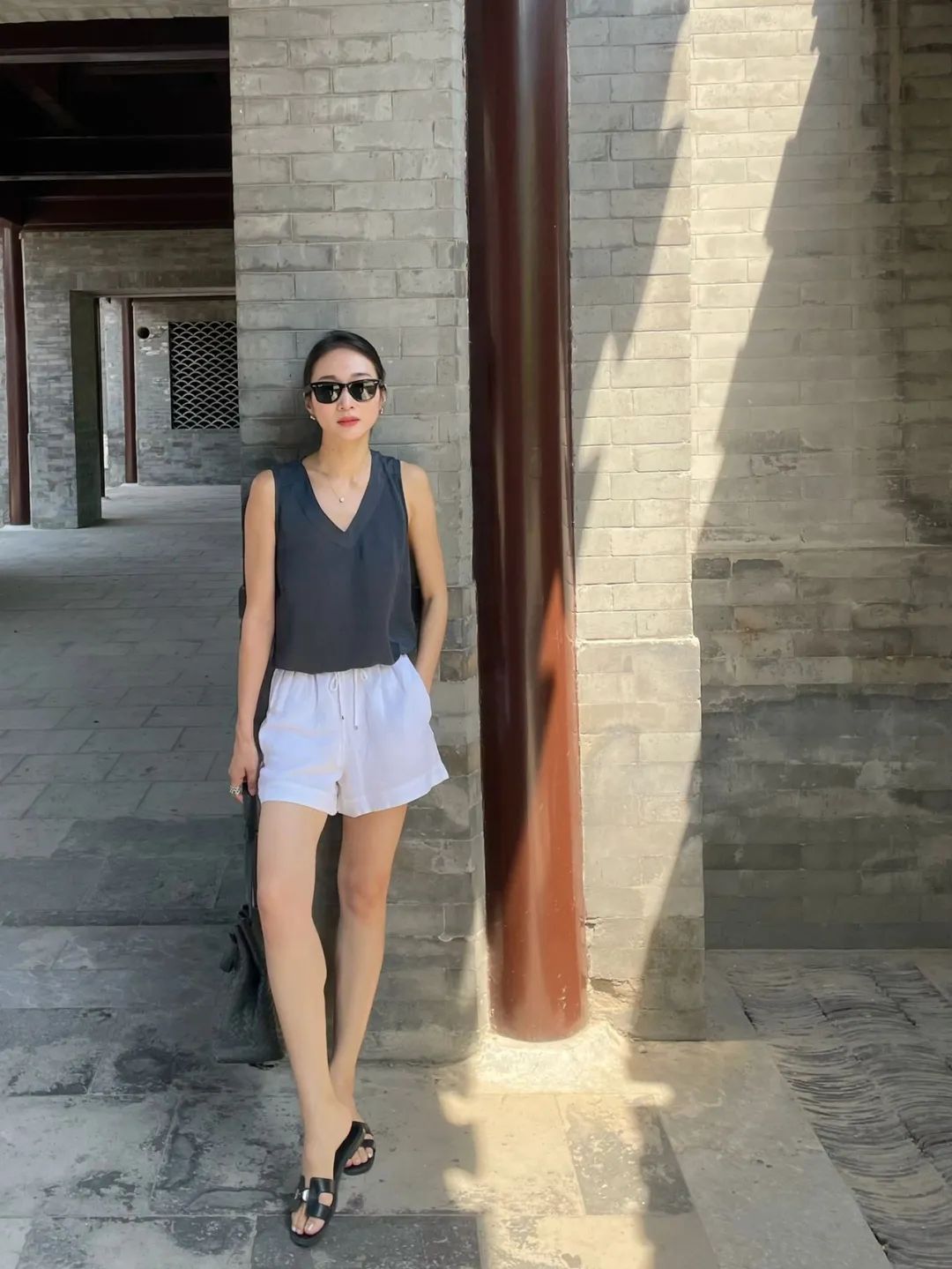 今年最流行的穿搭冬季短裤,时髦百慕大短裤穿搭