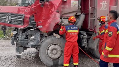 两辆大货车发生相撞事故后侧翻,两辆大货车相撞车头撞废