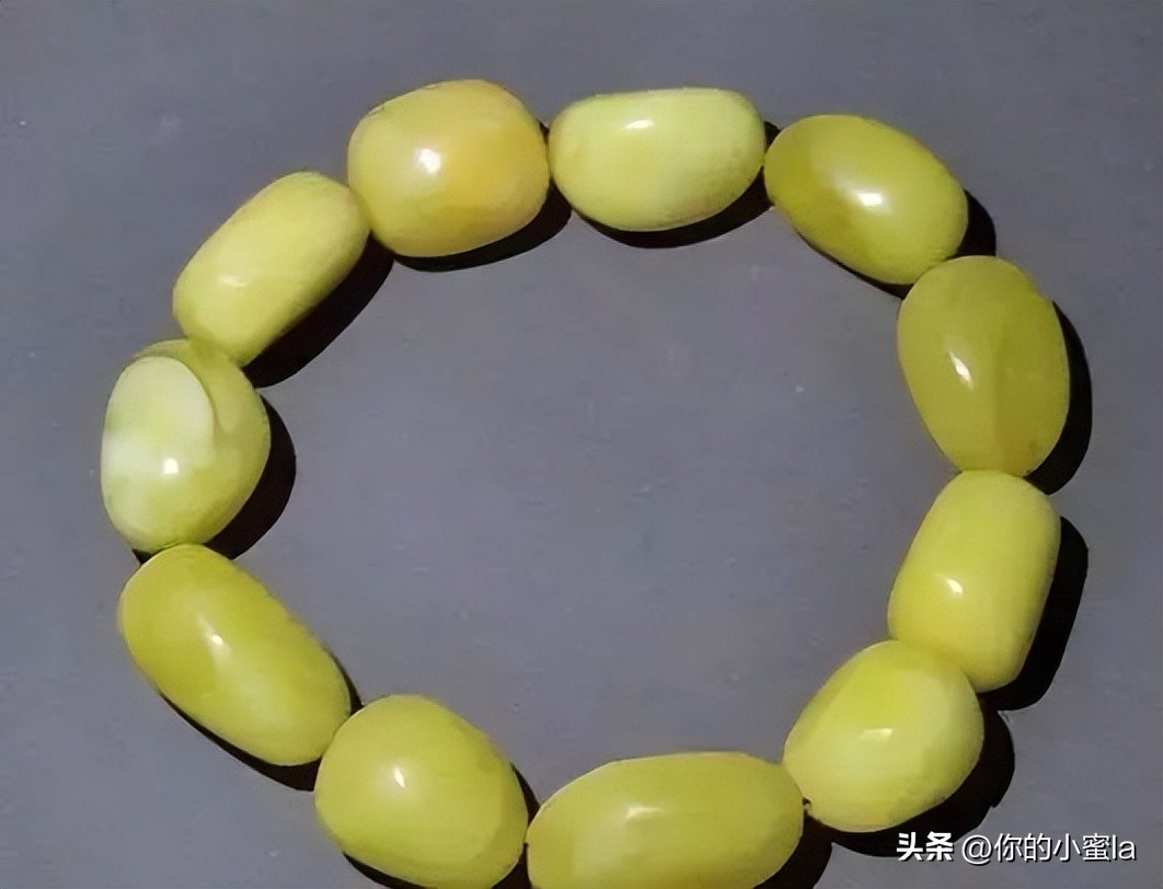 烤色蜜蜡盘玩会变色吗,鸡油黄蜜蜡是烤色的吗