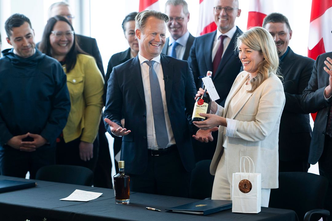 一觉醒来,争议岛屿一分为二,加拿大与欧洲接壤了