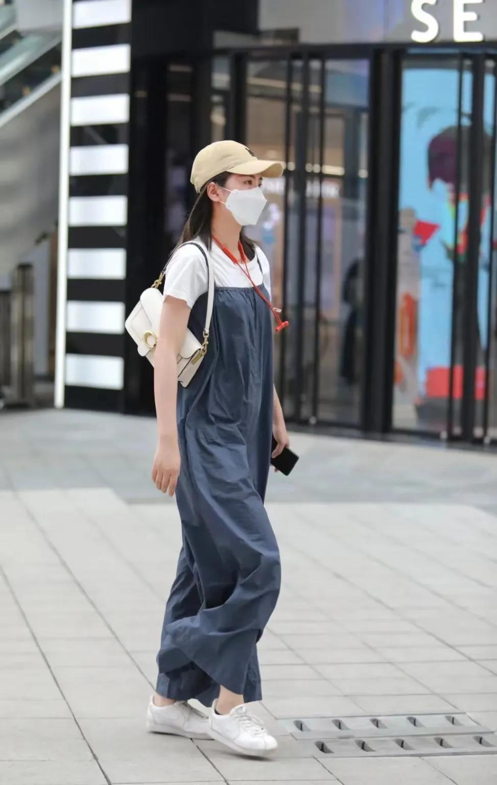 看街拍学穿搭,coach蔻驰老花包托特包搭配