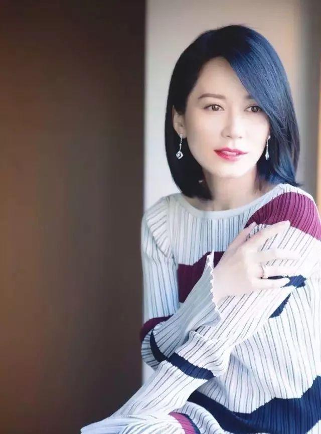 有美人尖下巴的明星,下巴不尖但很平的明星