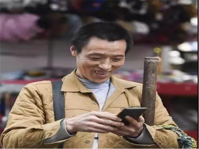 重庆网红棒棒哥冉光辉的故事,山城棒棒军冉光辉用肩膀扛出一个家