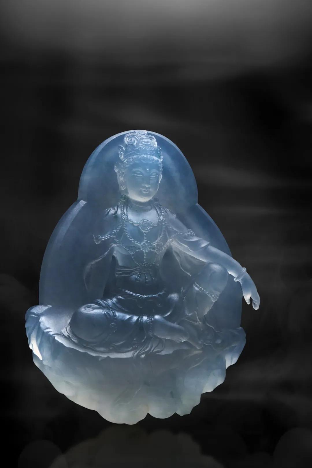 冰种翡翠价格之谜：掌握特性，轻松判别价值高低