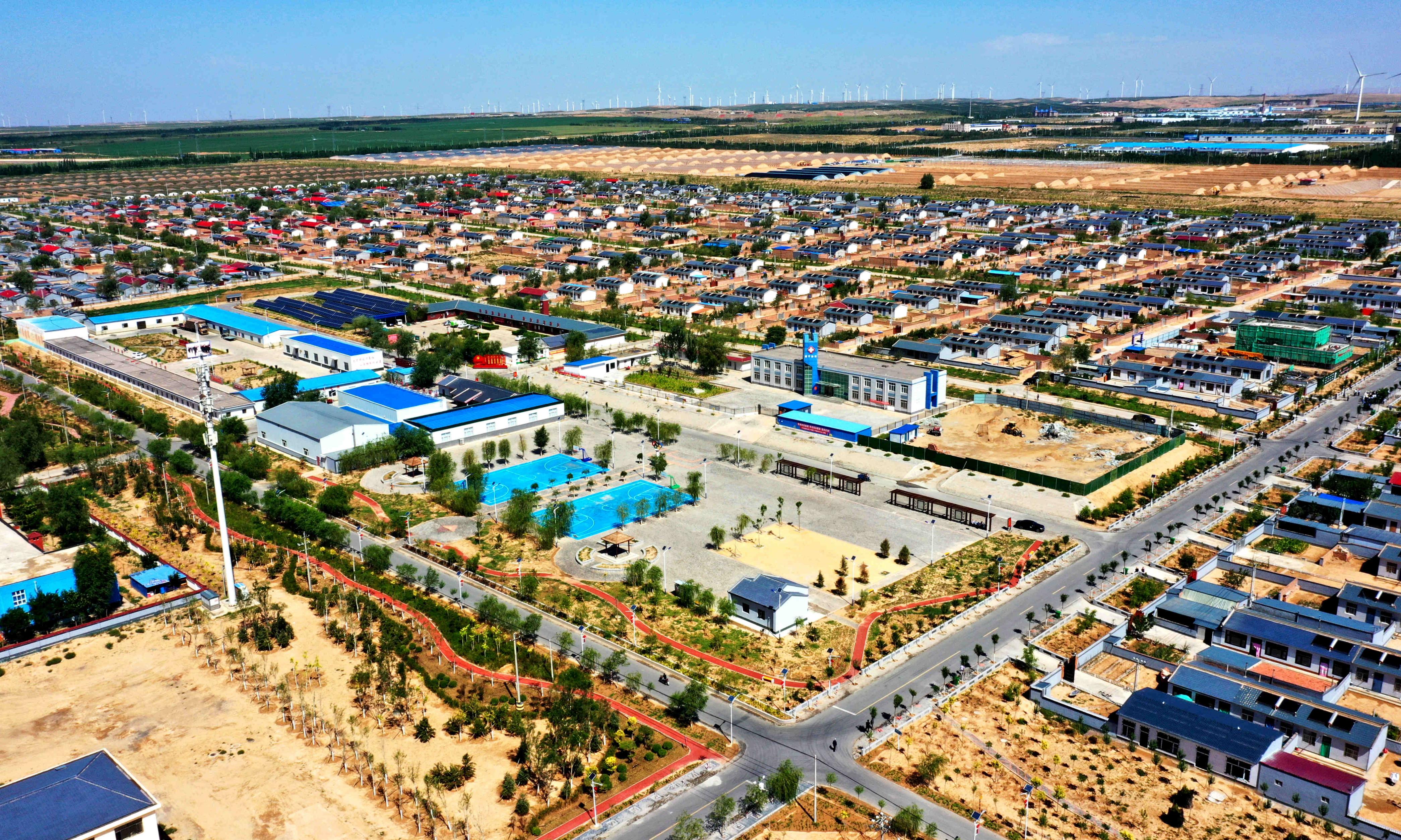 外国记者探访中国治沙造林,银川弘德村移民