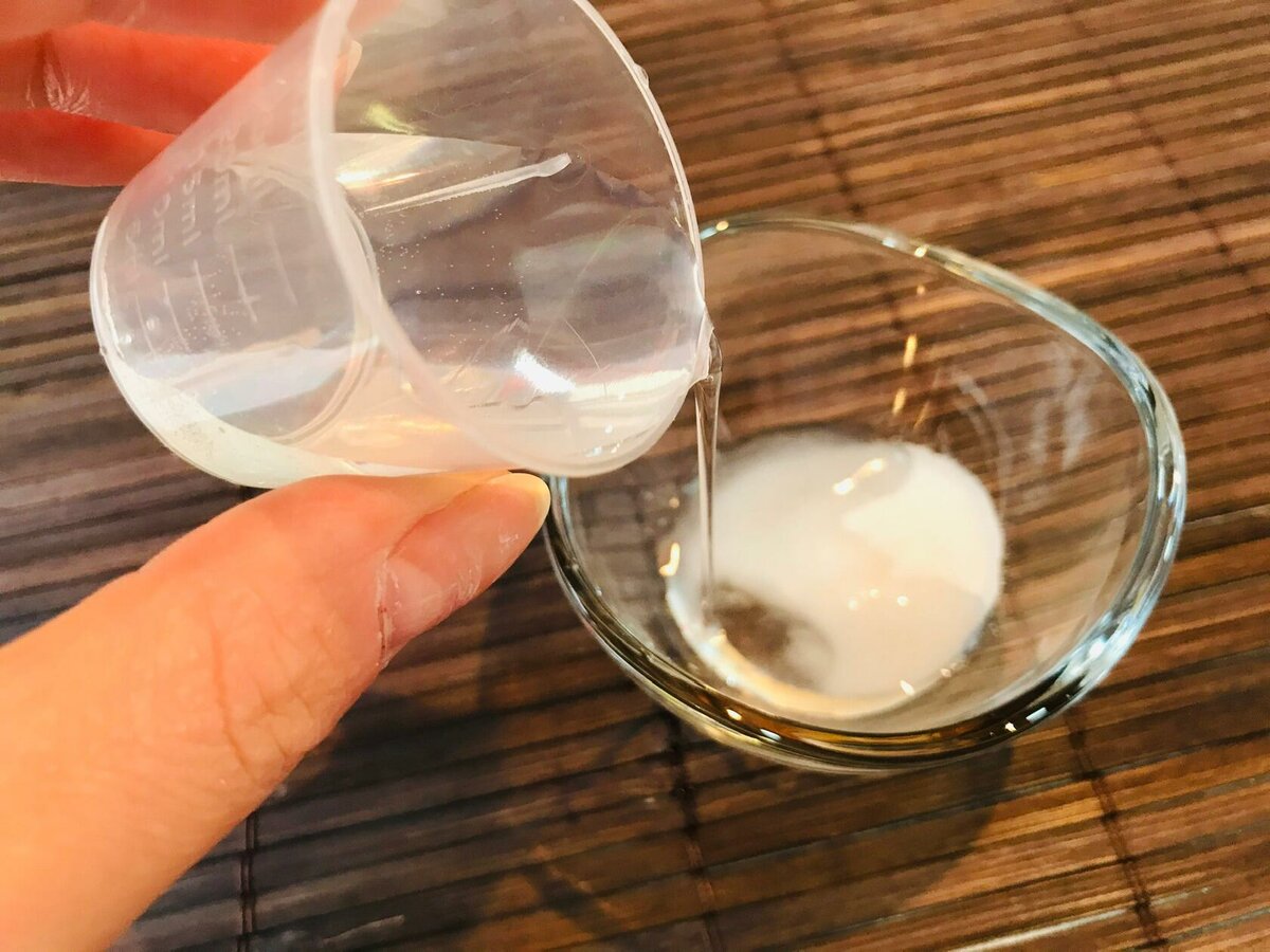 指甲有凹凸的波浪纹是什么原因,指甲渐变有条纹怎么解决