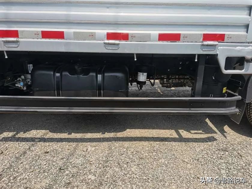 奥驰轻卡v2,飞碟奥驰x2和奥驰v2的区别