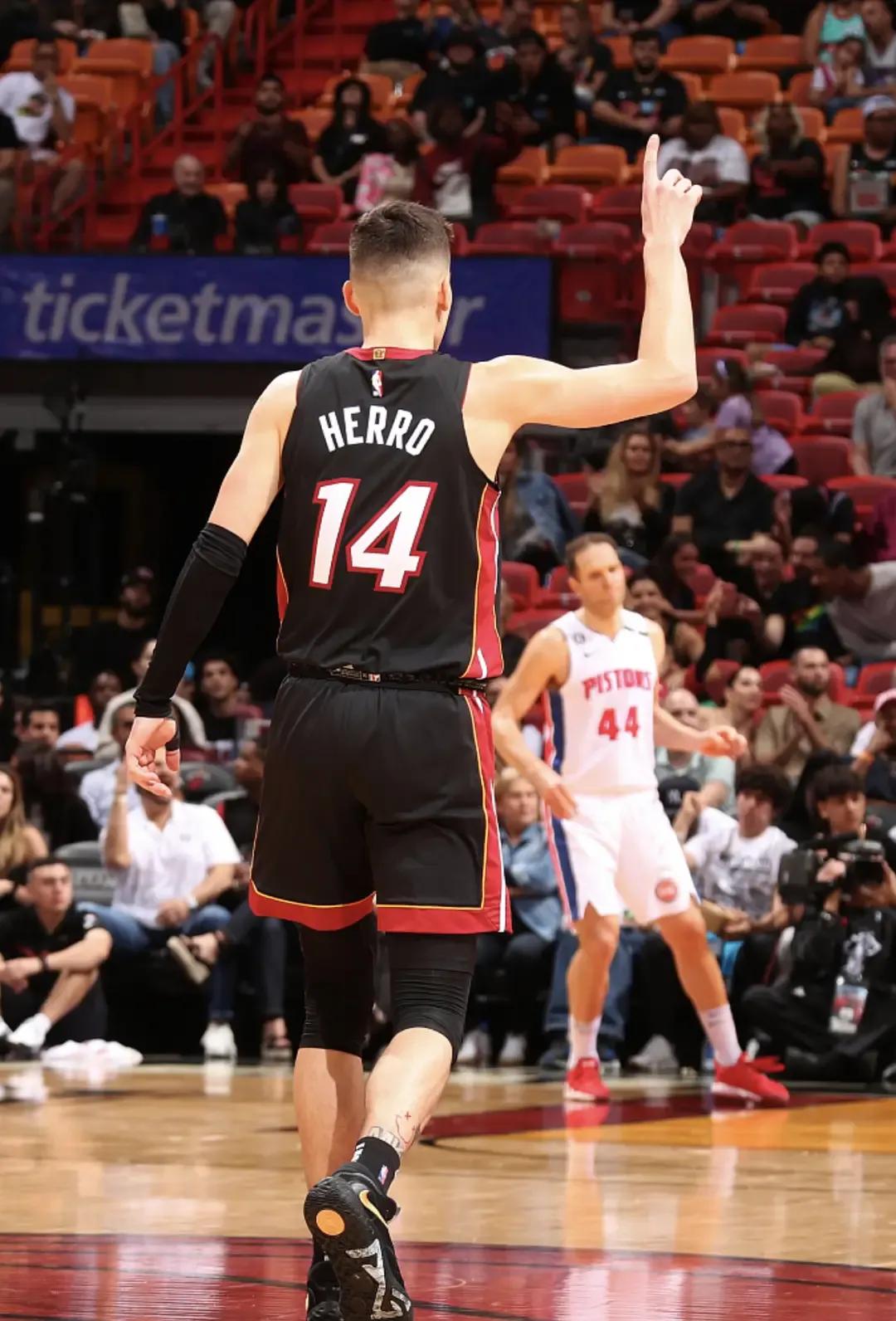 再看现役的那些13顺位：两大球星闪耀，小米要继承老詹衣钵？