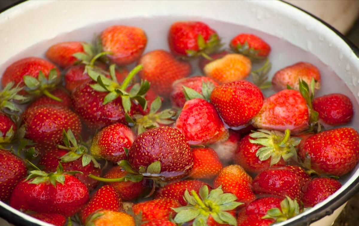 盐水洗草莓的正确方法,清水洗草莓和食用盐洗草莓对比