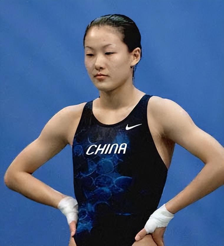 梁锦松一年收入多少亿,梁锦松为香港狂赚3万亿