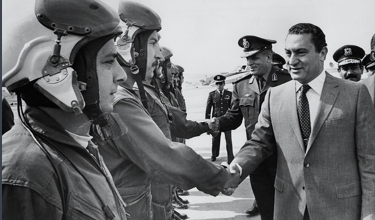 79年埃及购买中国50架歼6，竟嫌性能落后不愿给钱，穆巴拉克解围