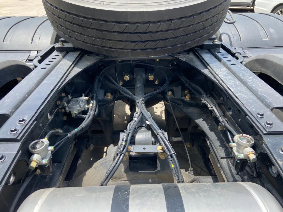 华菱汉马h7460马力牵引车多少钱,拉7吨挖机的自卸车