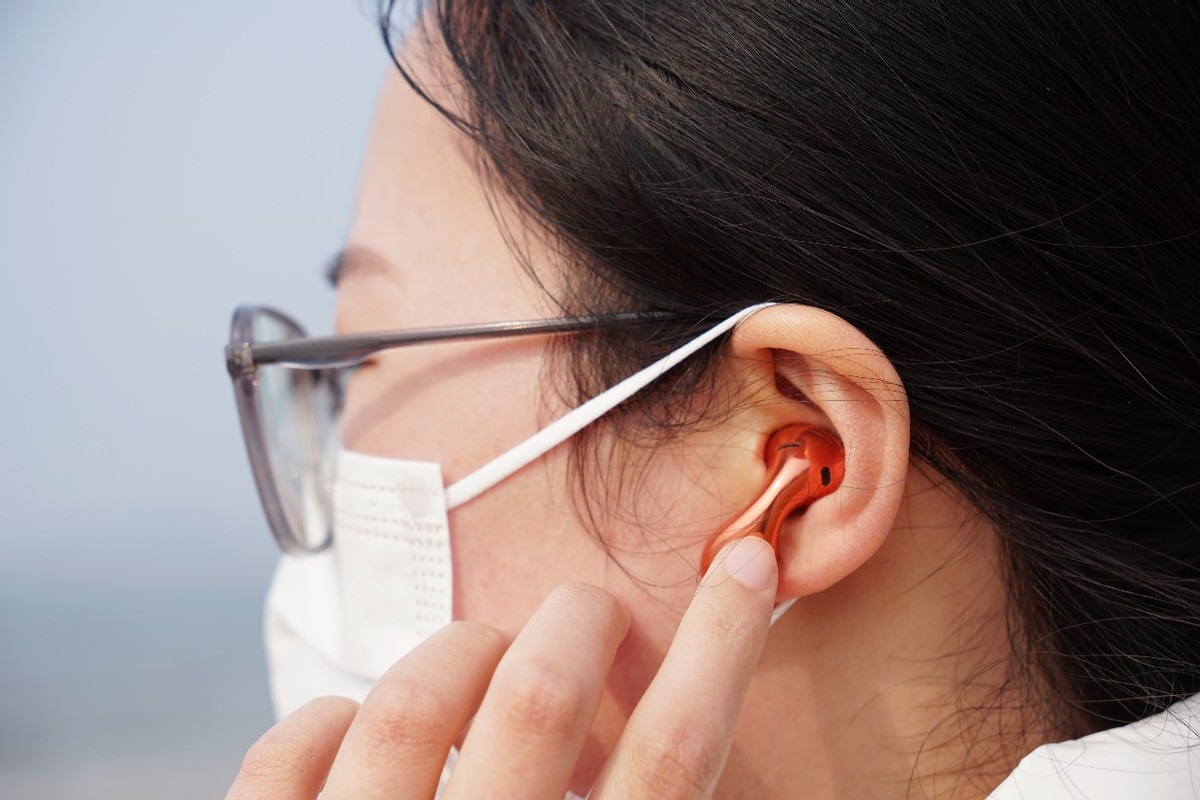 华为耳机freebuds5蓝色试戴效果,华为水滴耳机freebuds5值得买吗