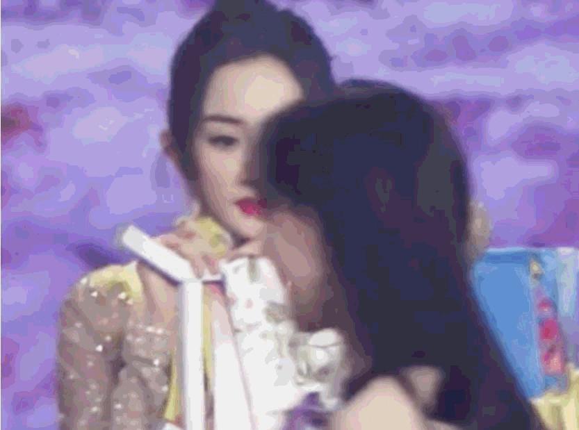 唐嫣用万元手机壳引巨大争议,唐嫣用4万块钱买一个手机壳