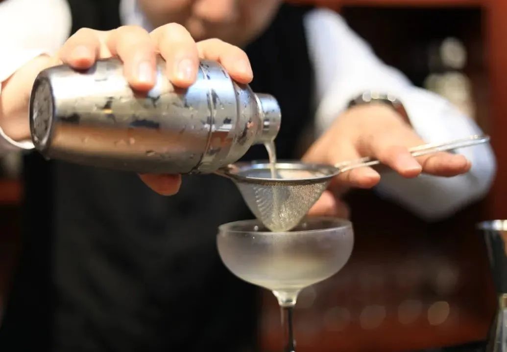 30岁跳出舒适圈改行学美业,学调酒入行