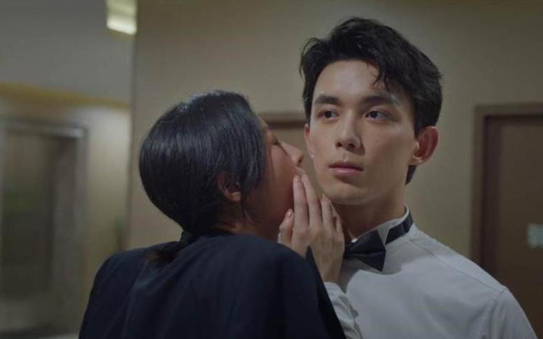 赵丽颖拍吻戏不雅的采访,杨幂和赵丽颖吻戏