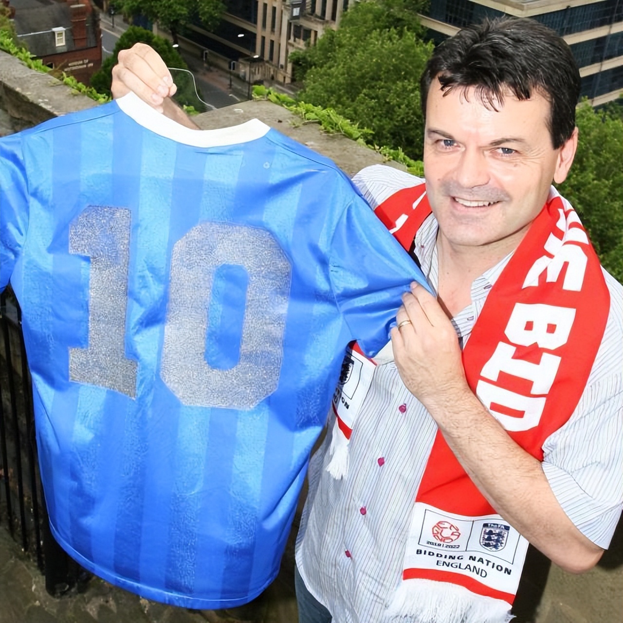 上帝之手球衣出售,上帝之手足球将被拍卖