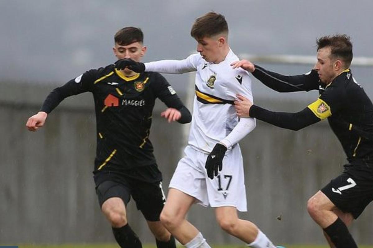 敦巴顿队的卢卡·瓦塔在打进第一个进球后感谢资深球员的支持