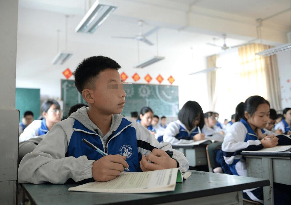 初一男同学把女老师写进“黄*小说色**”，老师被气哭，网友直呼可怕