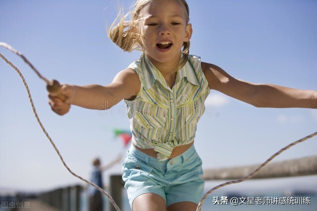 儿童跳绳练习技巧与方法,儿童跳绳的正确姿势和练习