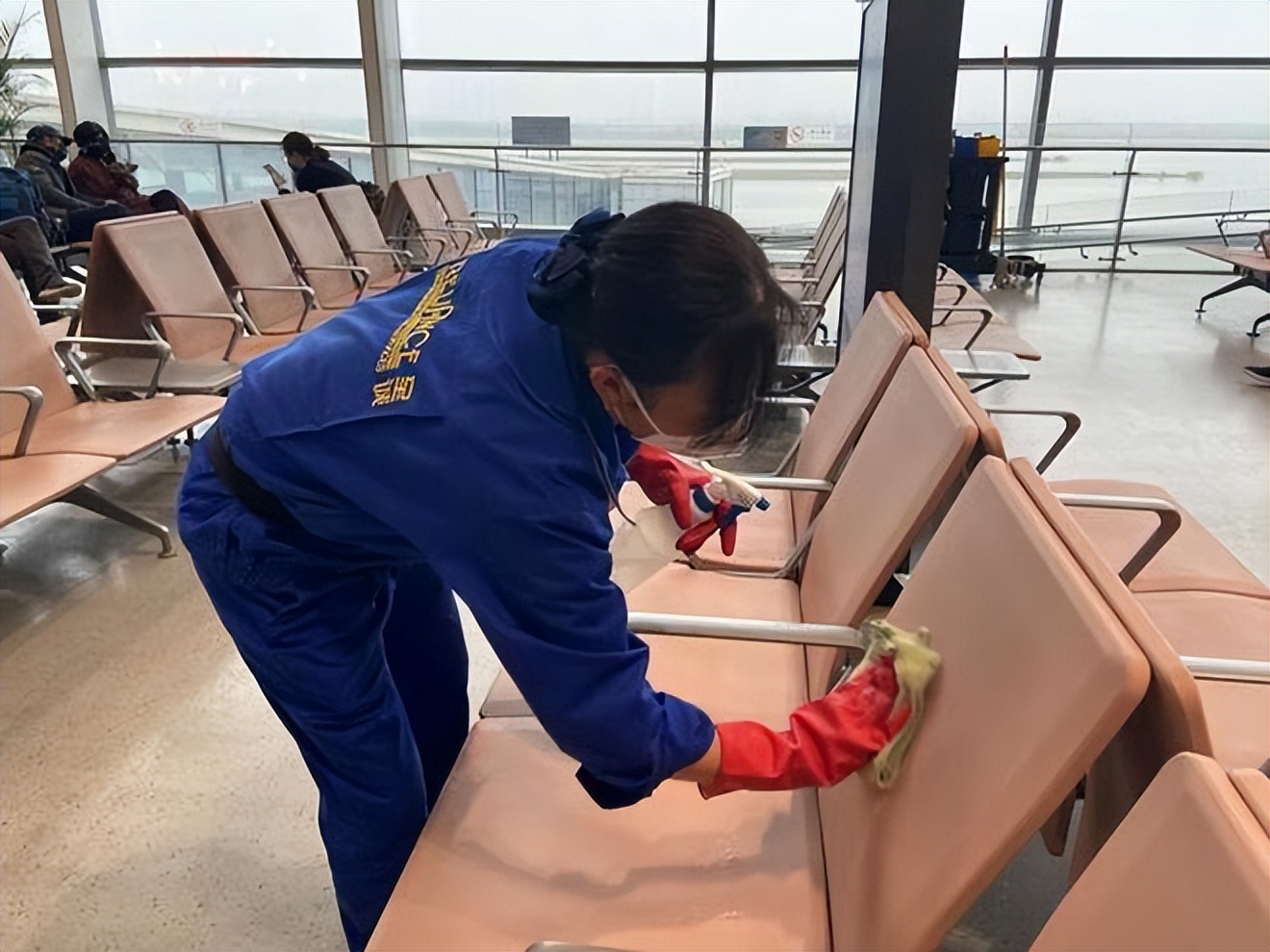 机场保洁大妈捡纸箱被判无期,保洁大妈捡破纸箱被判无期