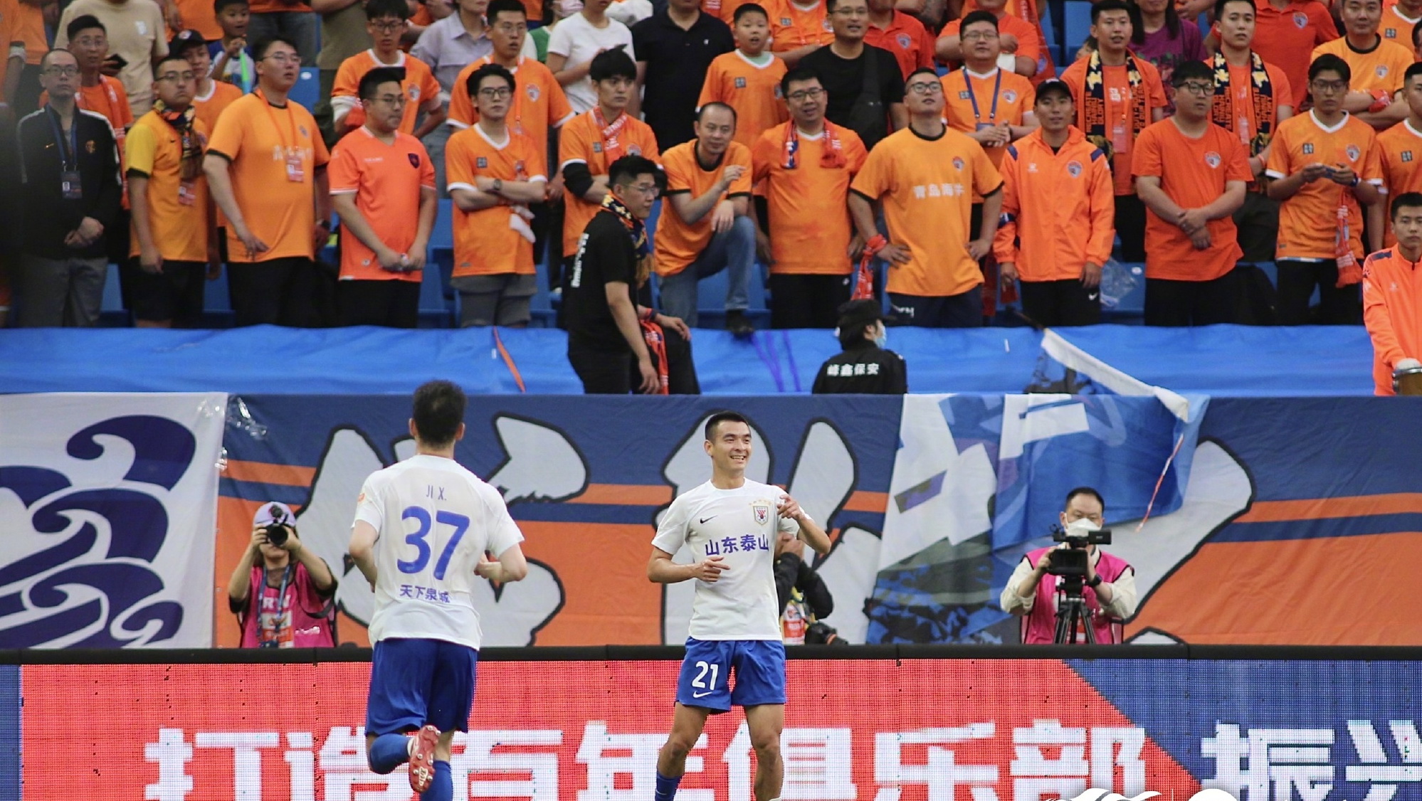 中超保级大战大连人2-1逆转,中超战况泰山1-4负河南