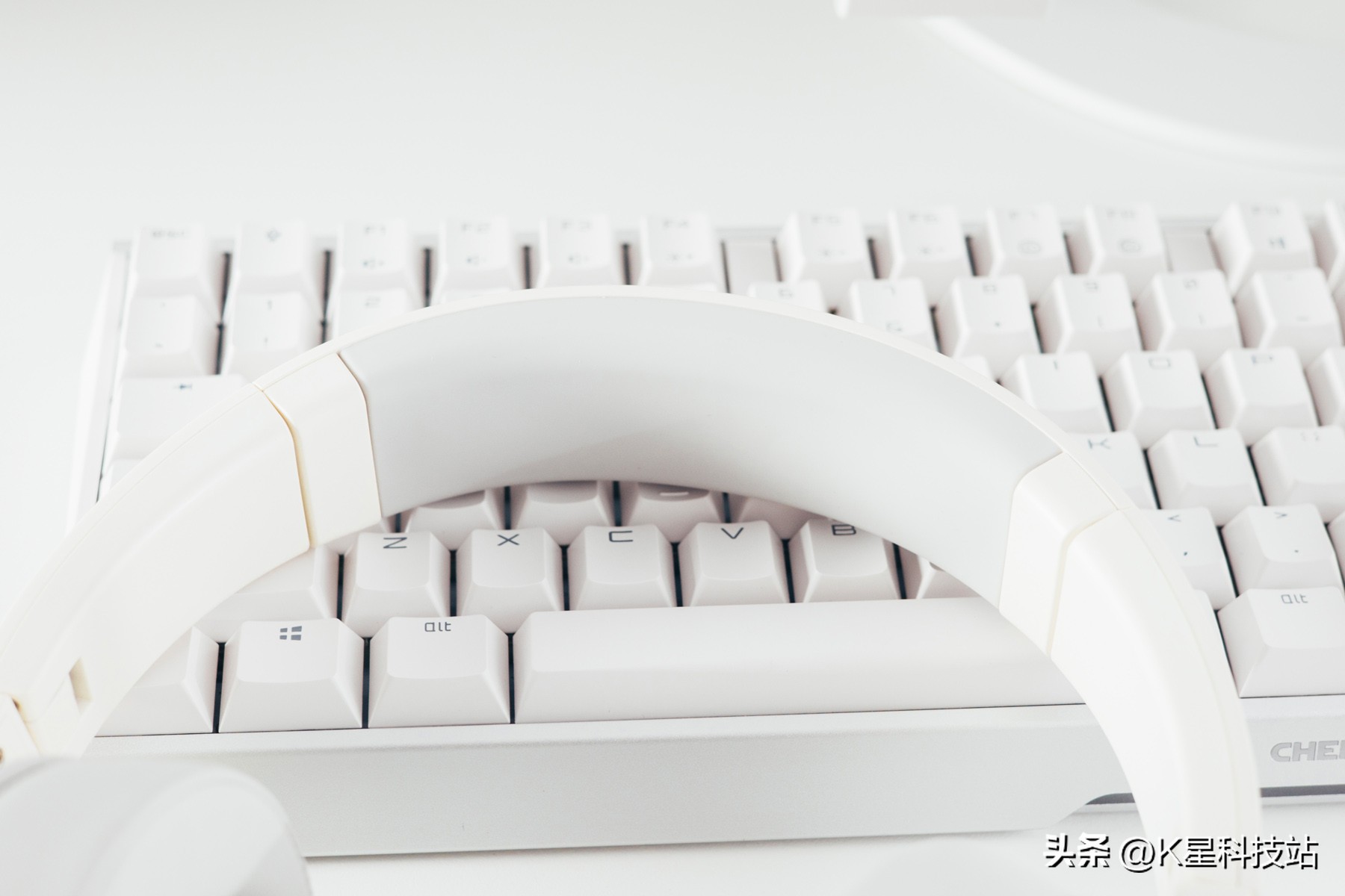 我的桌面我做主，一套平淡无奇白色系生产力+重度娱乐桌面分享