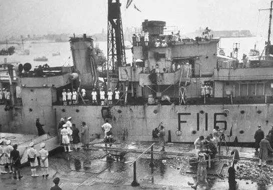 英军舰在长江被打到举白旗，丘吉尔扬言报复，毛主席：你报复什么